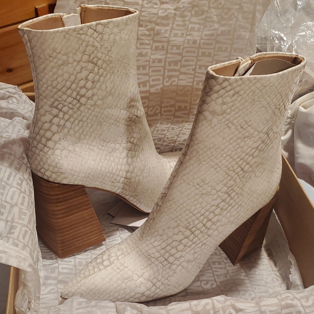 Steve Madden ENVIED Snake Textured Cream Ankle Booties 9-9.5 N-M